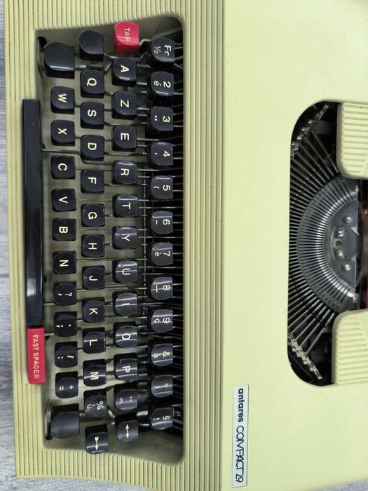Пишущая машинка ANTARES в хорошем состоянии