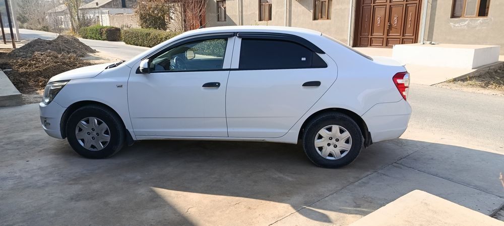 Jiguli 2106 sotiladi