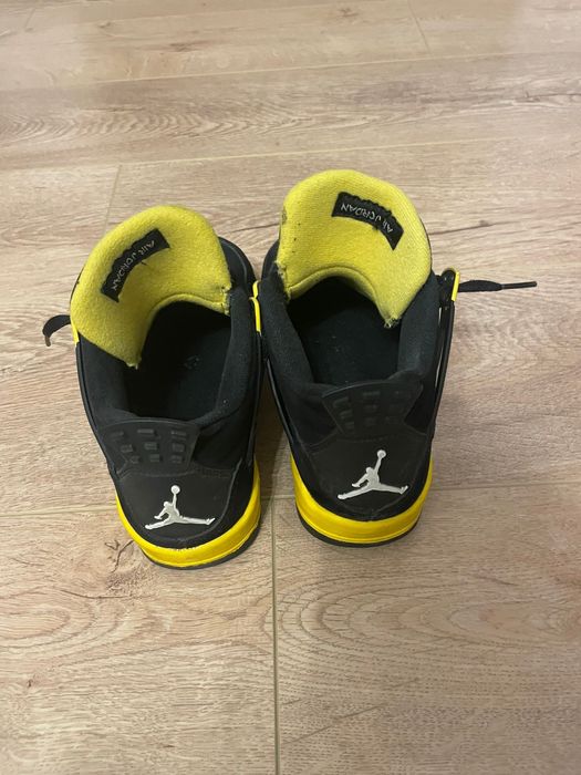 Vand ghete Air Jordan Retro 4 Thunder Black Yellow