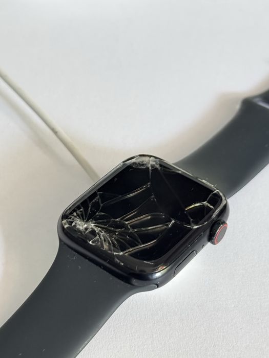 Apple Watch SE 2 (2022) 44mm GPS + Cellular. Ecranul este spart