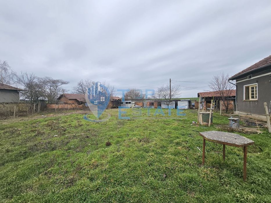 Тухлена къща с гараж и голям двор в село Недан, община Павликени