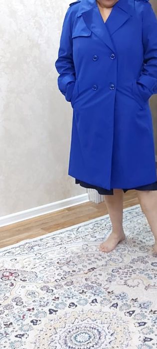 Плащ синнего цвета