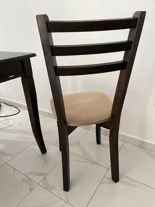 Кухненска маса плюс 4 броя столове.