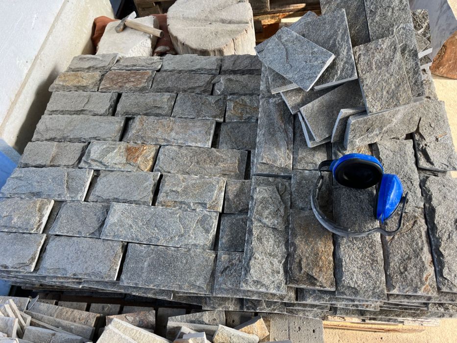 Металик оформен гнайс за облицовка