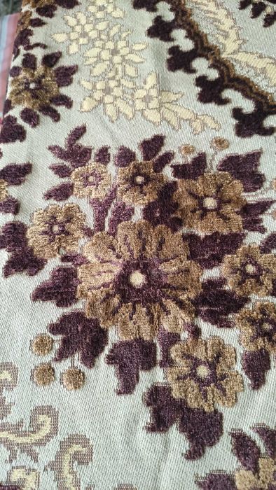 Тежка покривка с релефни плюшени цветя