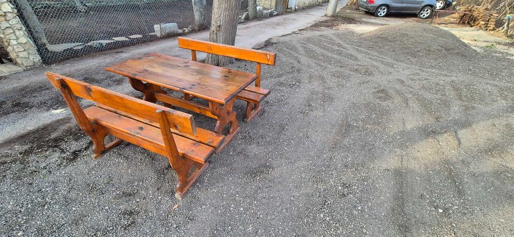 Дървени маси и пейки