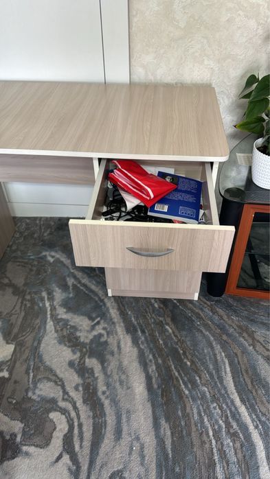 Письменный стол с тумбой (компьютерный стол)