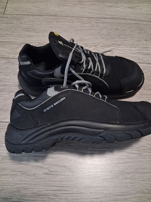 Vand bocanci de lucru negri