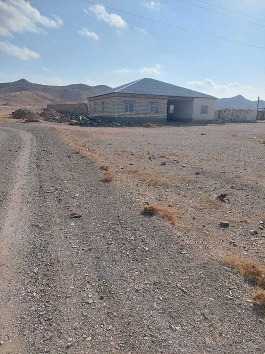 Sotiladi Tomdi tumanida 80 sotix yer yashash sharoiti bilan