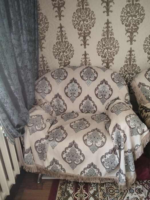 Диван екі парымен .