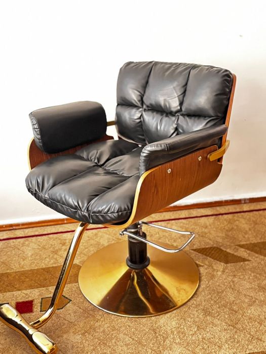 Продаю парикмахерское кресло