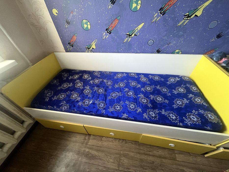 кровать.