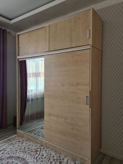 Купейный шкаф с зеркалам.