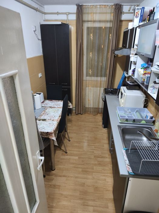 Închiriez cameră în apartament cu 3 camere
