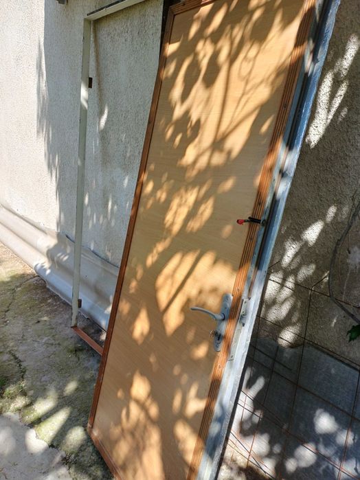 Железная дверь с коробкой