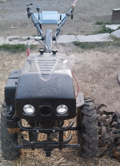 Mini traktr 19 ot kuchiga ega binzinda yuradi, uzatma: avtamat