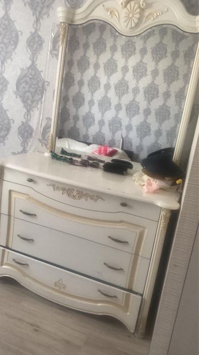 Продается комод с зеркалом