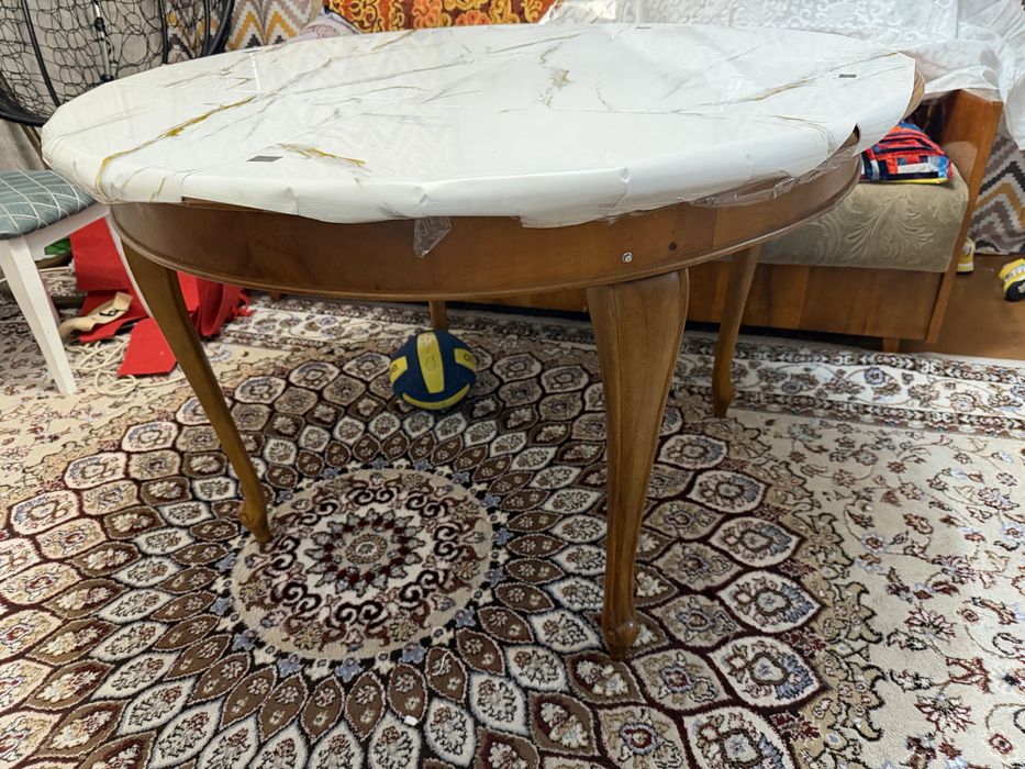 Продам 2 стола со стульями для дома