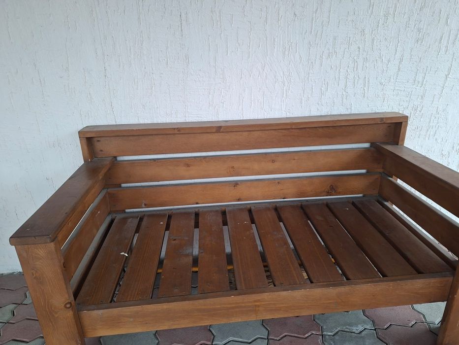 Деревянный диван