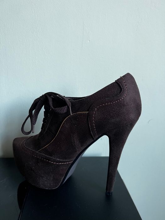 Обувки на платформа и висок ток