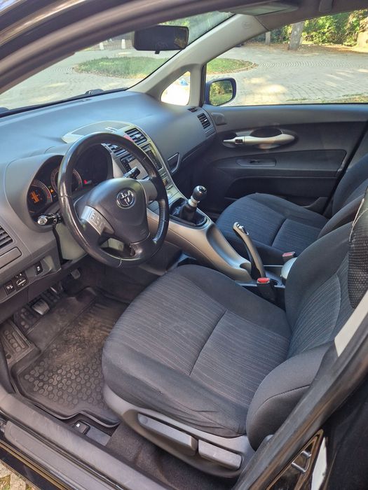 Toyota Auris 2010 г. (фейслифт); D-4D; 90 к.с.; шест скорости