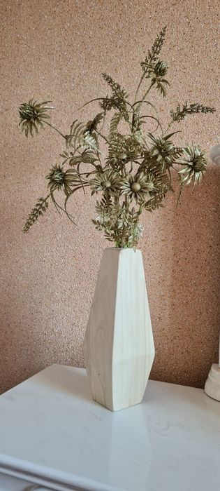 Ваза из цельного дерева.