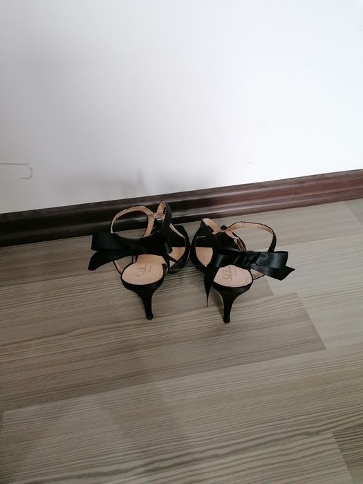 Vând sandale elegante cu fundița