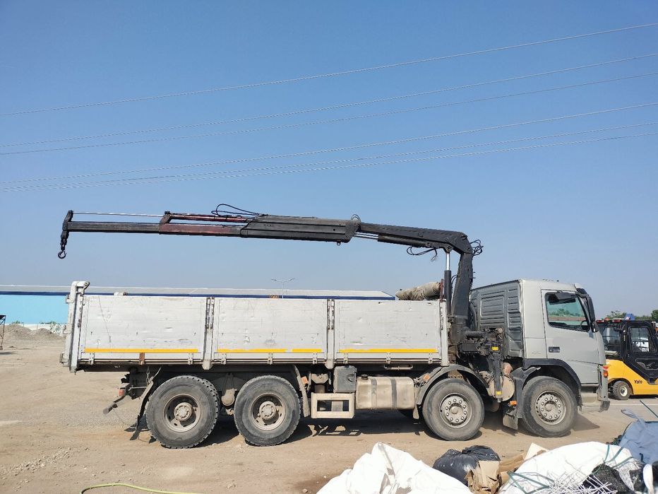 **De vânzare camion basculabil cu macara Volvo FM12 8x4**