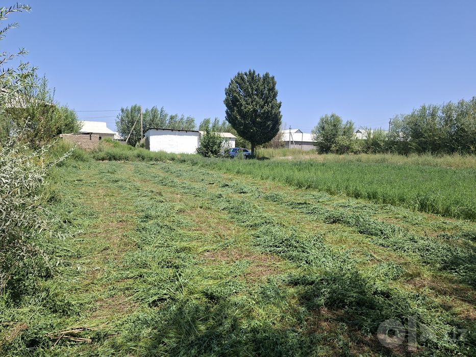 Uchaska sotiladi. 2 xona uyi bor.