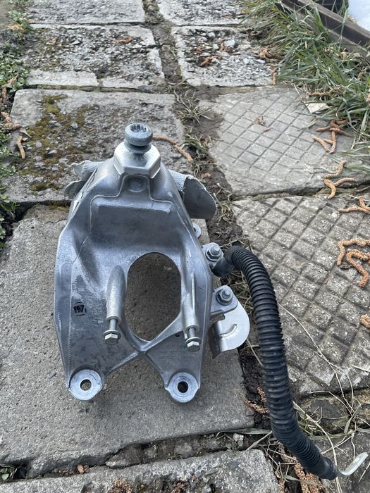 Оригинален десен държач Audi A4 B9 на двигателя 4M0 199 308 BL