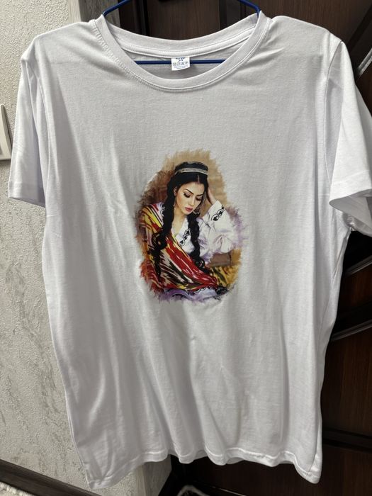 Белая футболка с национальным принтом — стильная