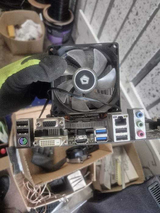 Видео карта geforce 1060 и дъно на Gigabyte