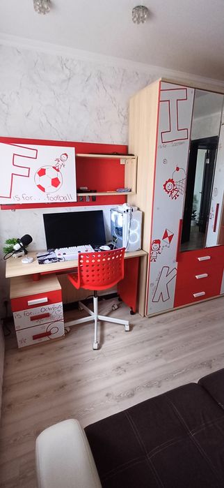 Продам  отличный вместительный угловой шкаф и компьютерный стол с полк