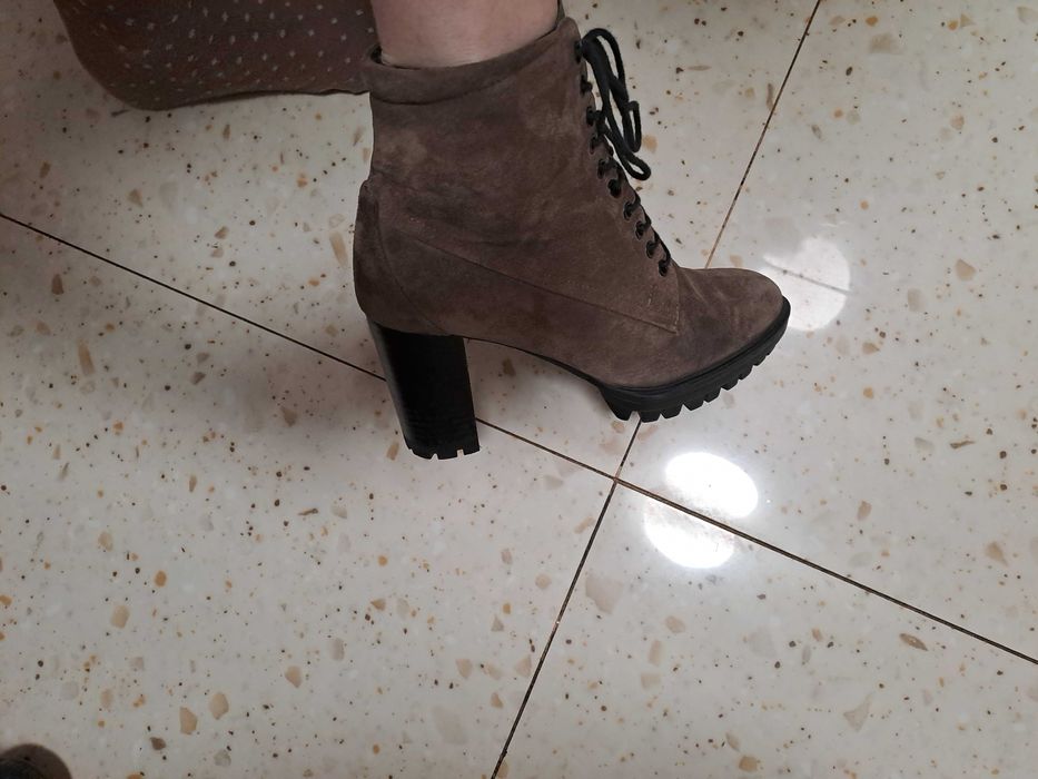 Vand ghete piele foarte comode