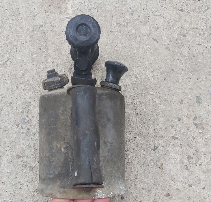 Lampa veche de instalator, pe benzina