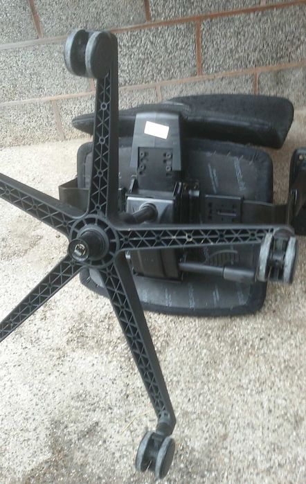 Офис стол Interstuhl със забележки по тапицерията