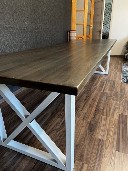 Большой стол для гостиной