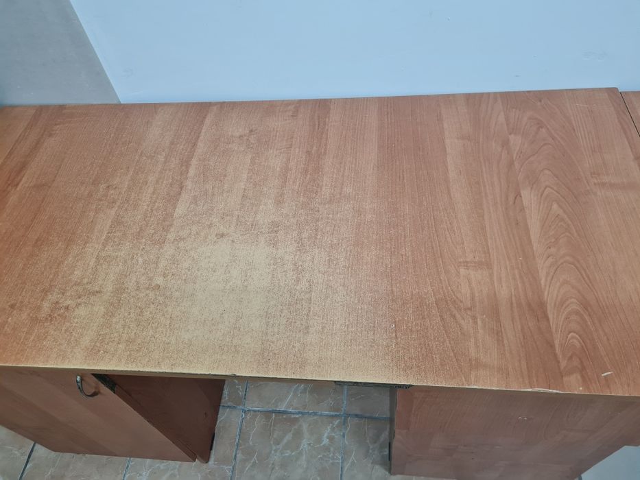 Продам 2-офисных столов,без стулья