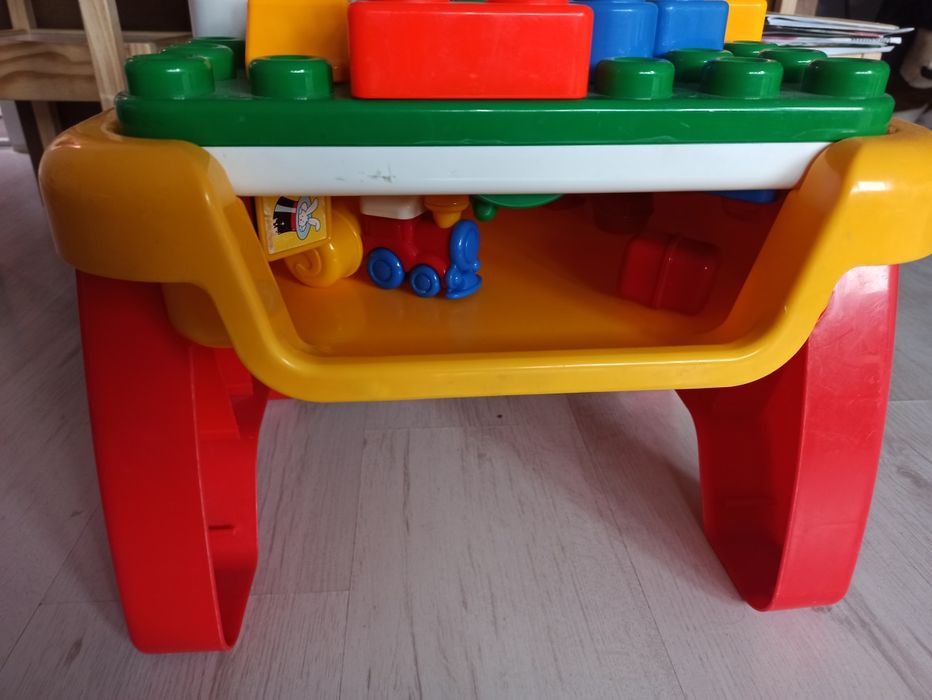 Интерактивна детска масичка Chicco за игра с две лица.