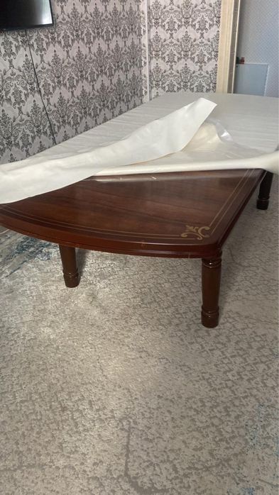 Гостевой стол в отличном состоянии