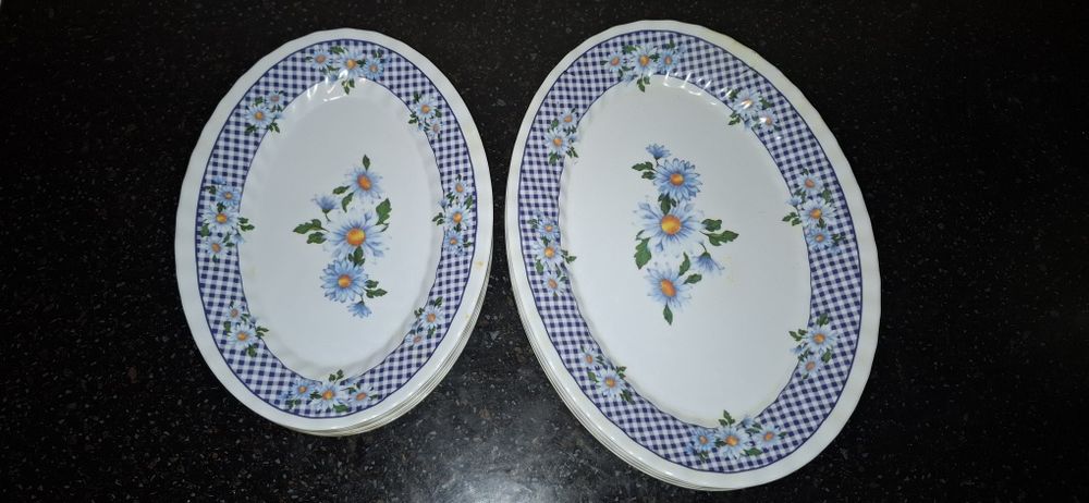 Продаётся пластиковые тарелки