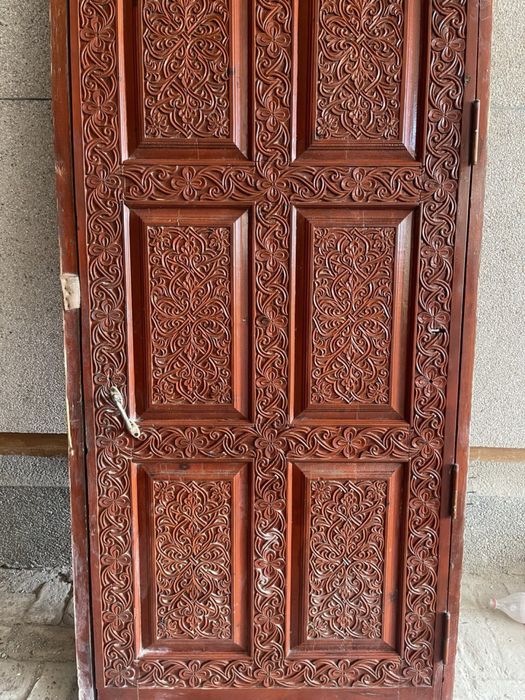 Эксклюзивная резная дверь из массива карагача