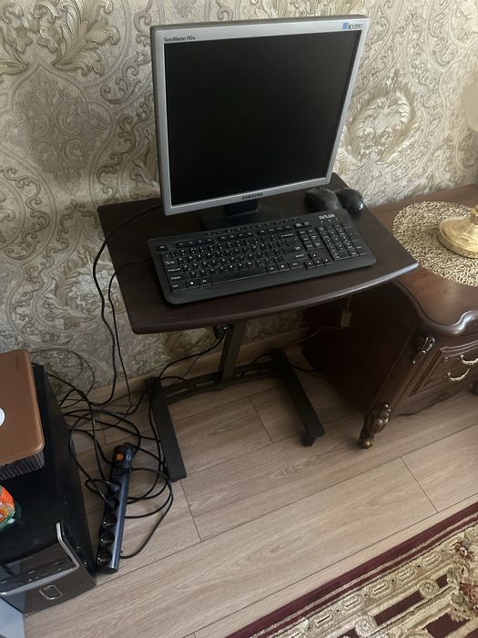 Продам компьютерный стол