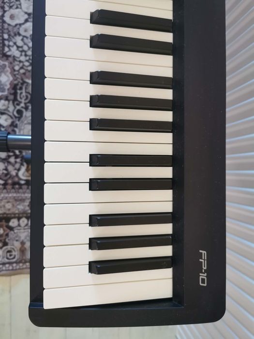 Продавам електронно пиано Roland FP10