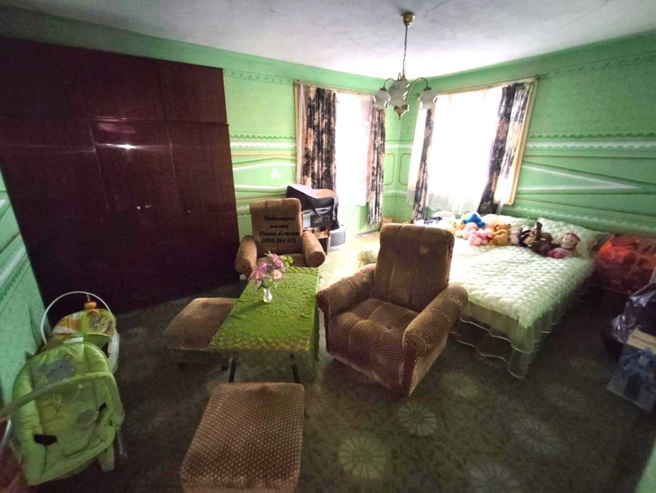 Двуетажна къща в село Винарово