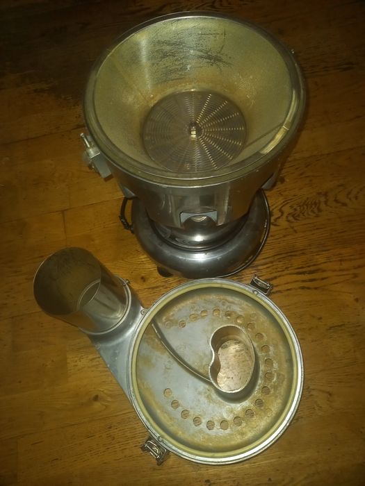 Соковыжималка профессиональная