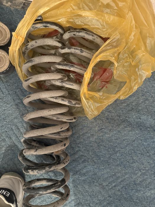 Продам на мерседес 124 пружины помпу