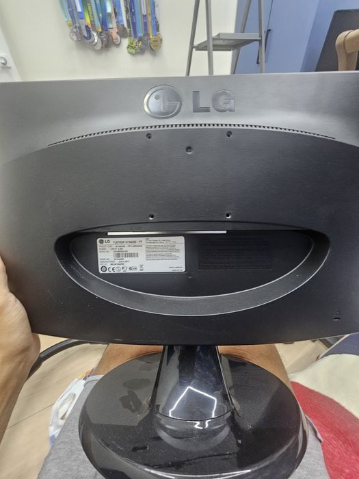Монитор LG работает
