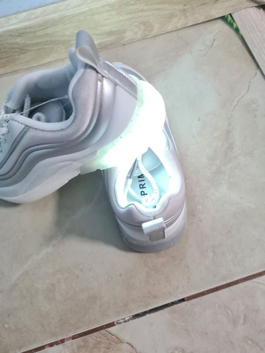 Adidasi cu lumini Primark