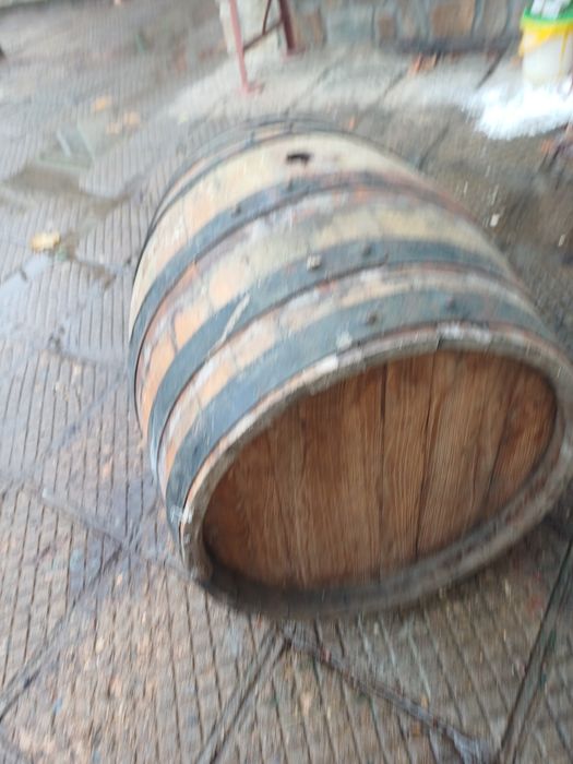 Едно буре за вино около 100 литра.